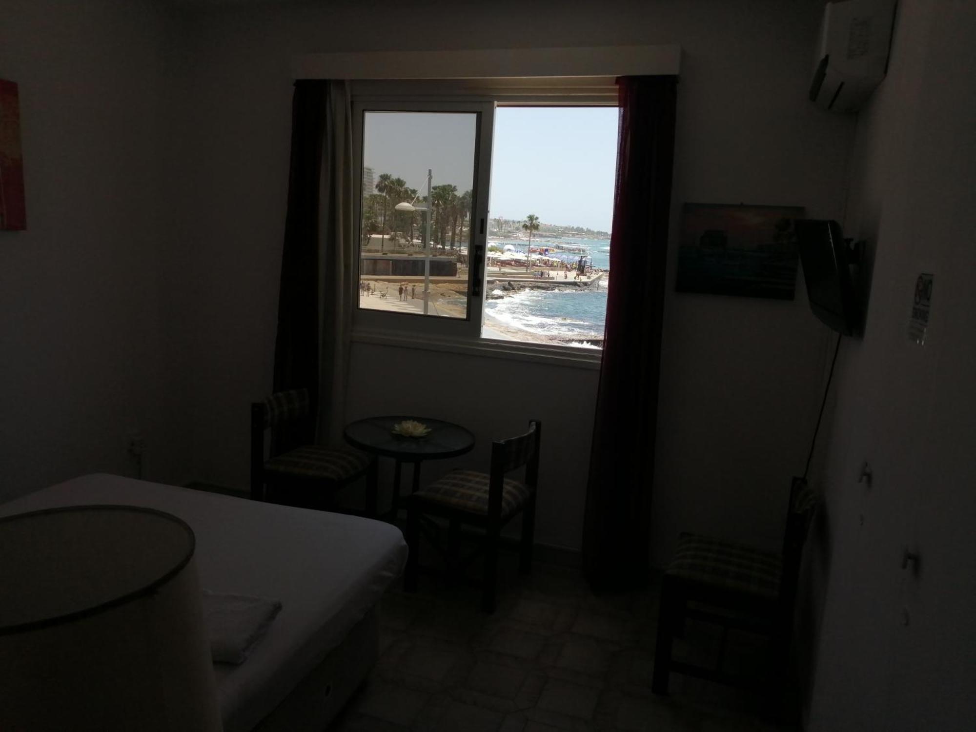 777 Beach Guesthouse Paphos Szoba fotó